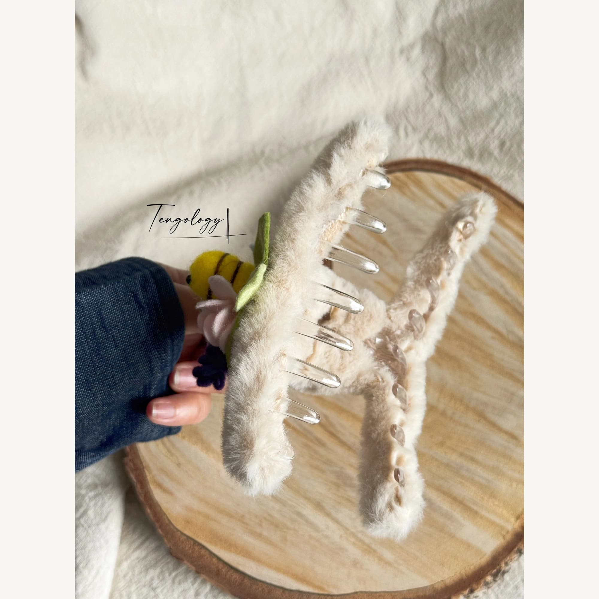 Bee Garden Faux Fur Claw Clip — fastening detail