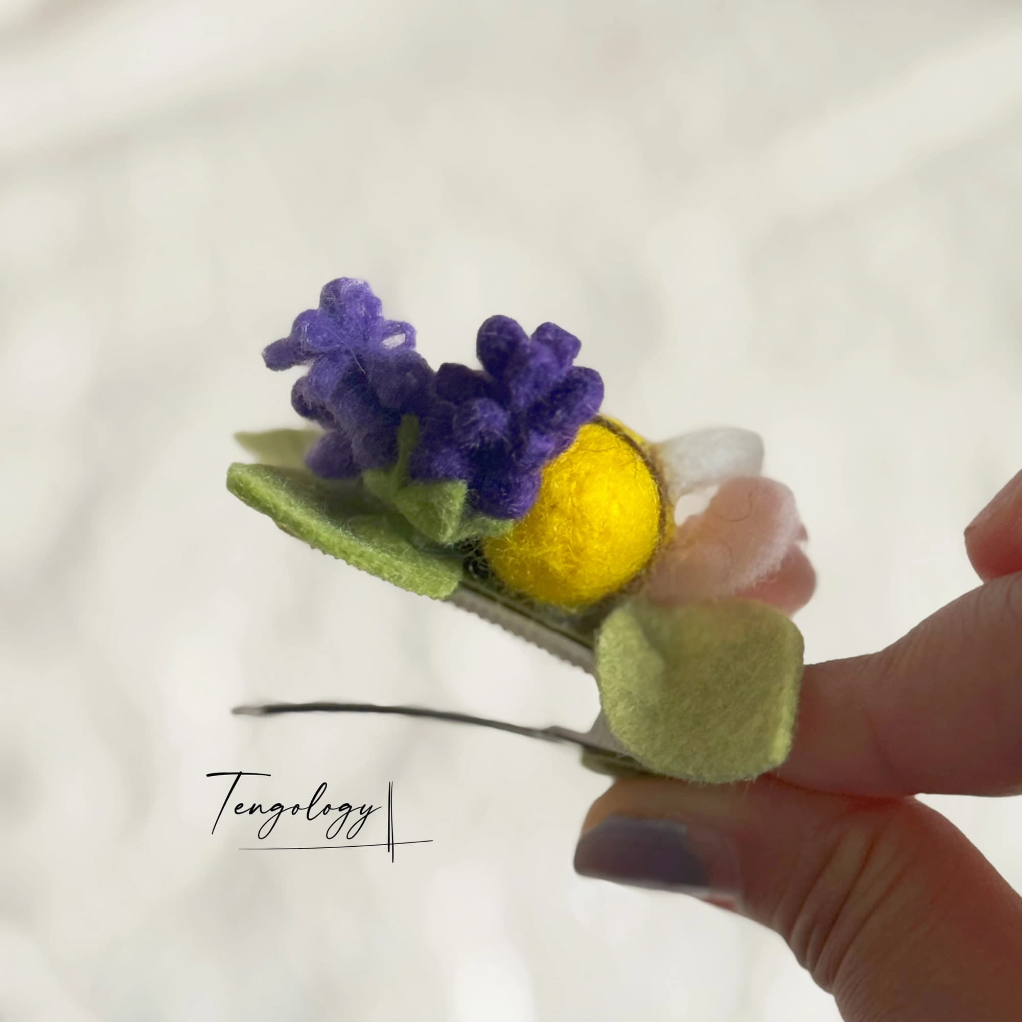 Bee Garden Hair Clip — fastening detail