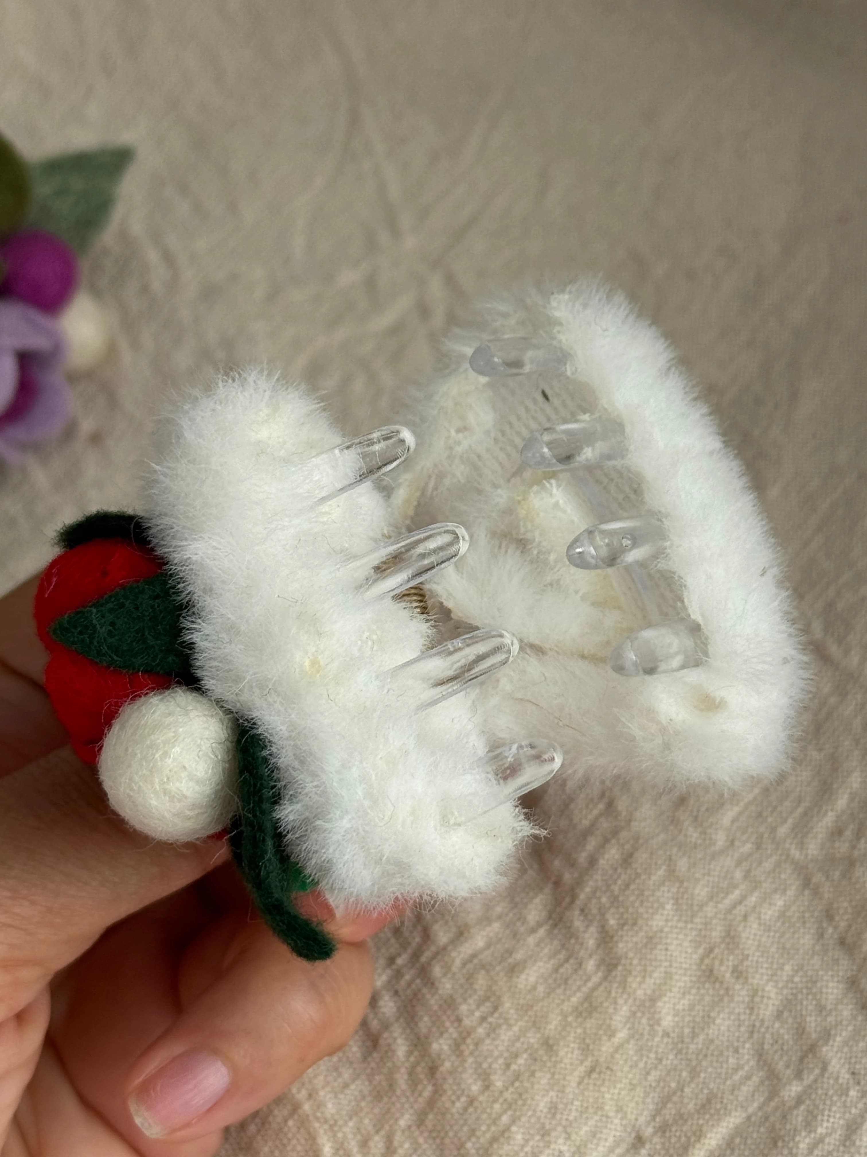 Claw fastening beneath the white and red rose cat-ear clip