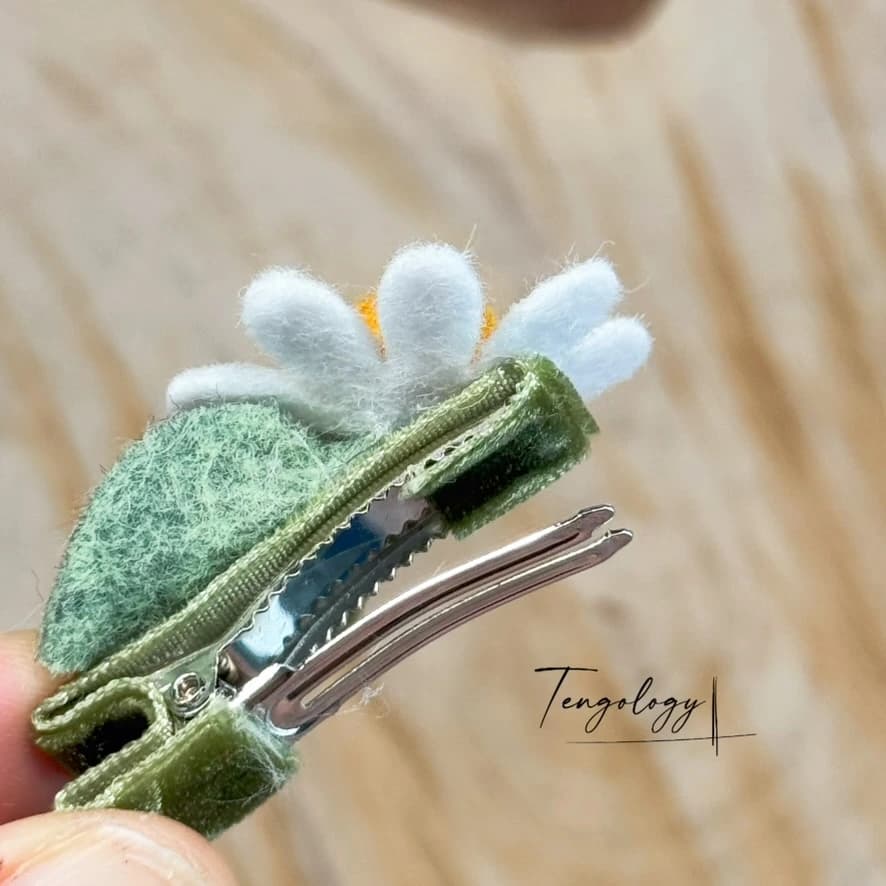 Small Single Daisy — fastening
