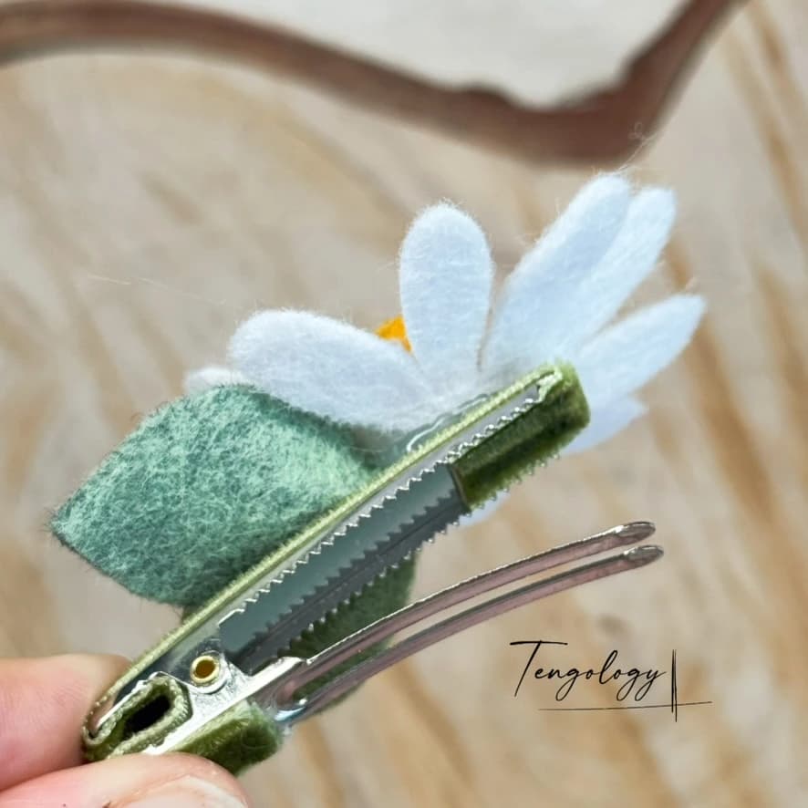 Large Single Daisy — fastening