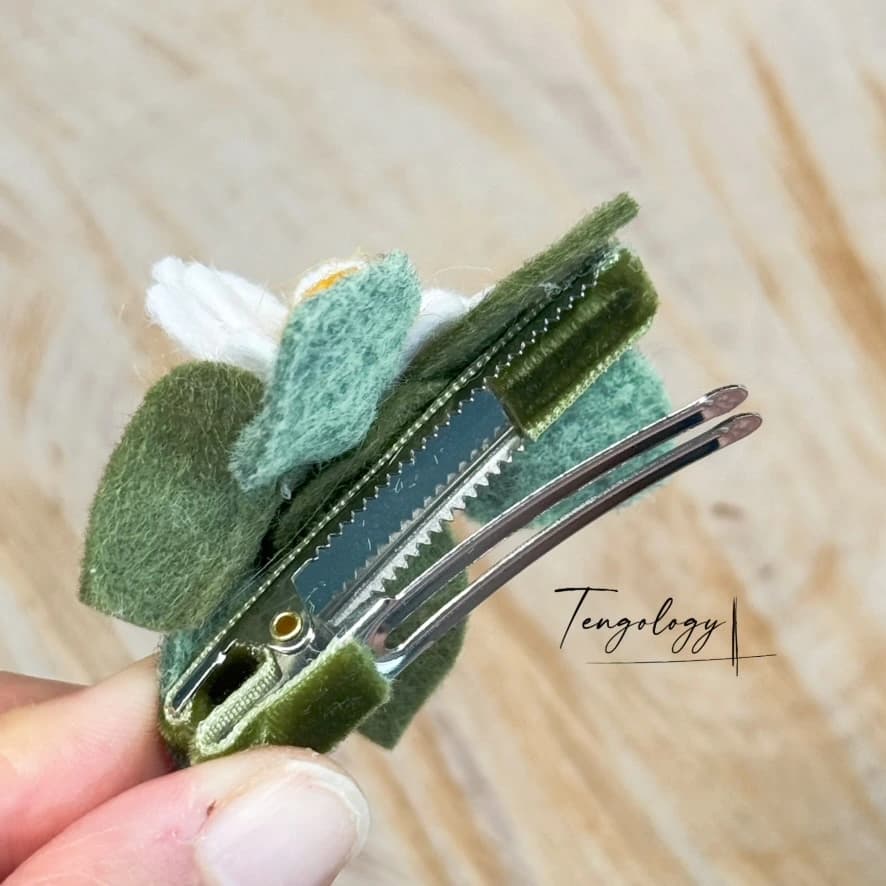Three Daisy Cluster — fastening