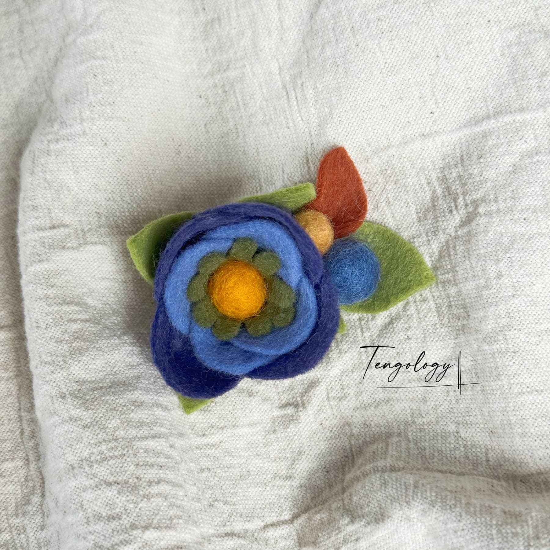 Layered felt flower brooch — Blue, front