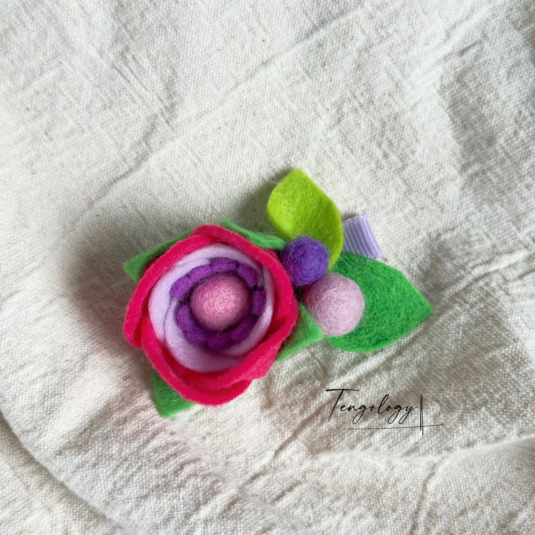 Layered felt flower hair clip — Red / lilac centre, front