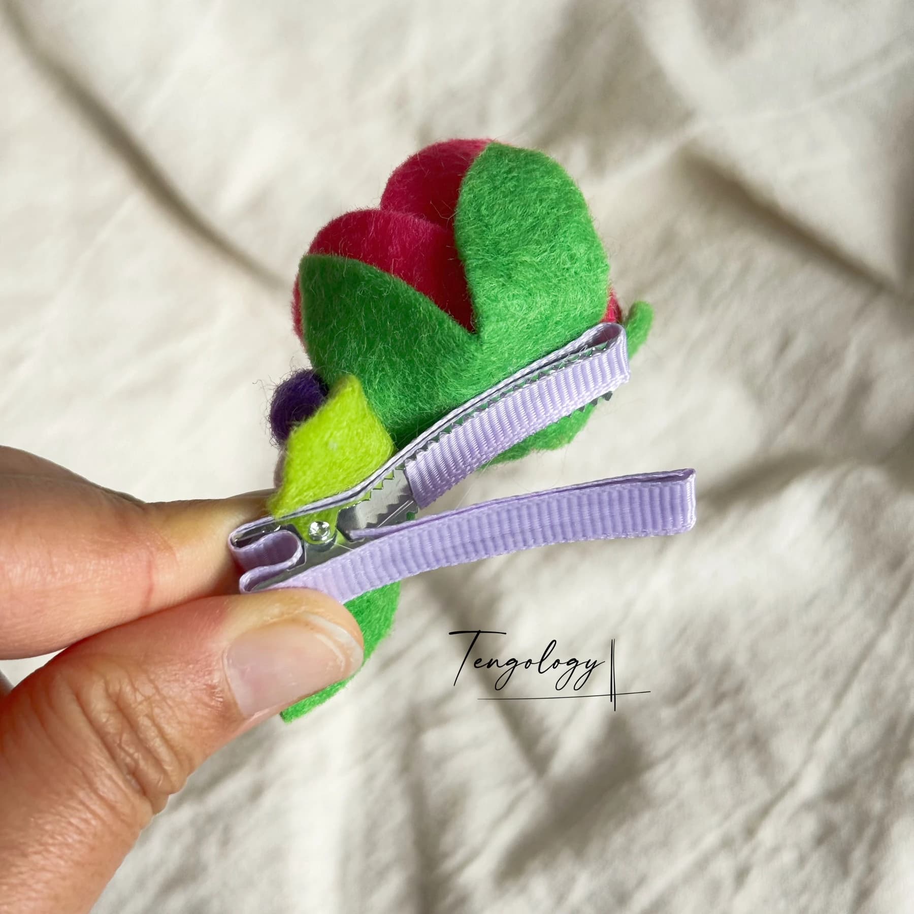 Layered felt flower hair clip — Red / lilac centre, alligator clip back