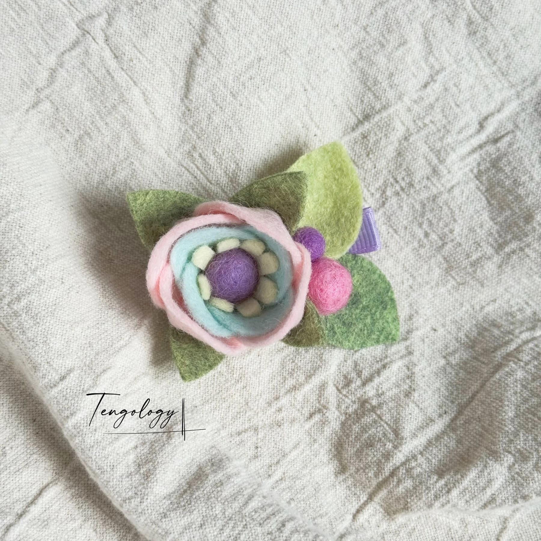 Layered felt flower hair clip — Soft pink / mint, front