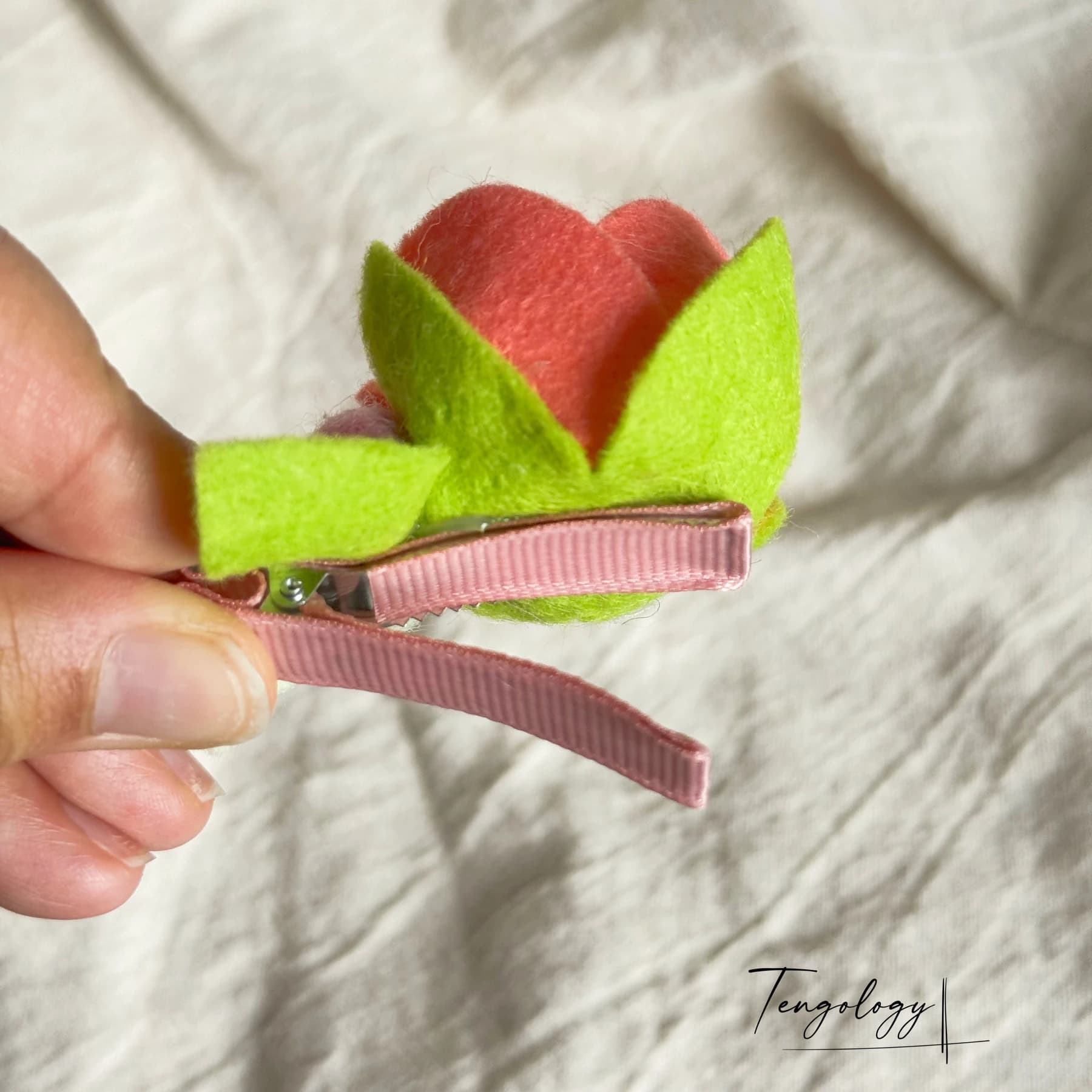 Layered felt flower hair clip — Coral / yellow centre, alligator clip back
