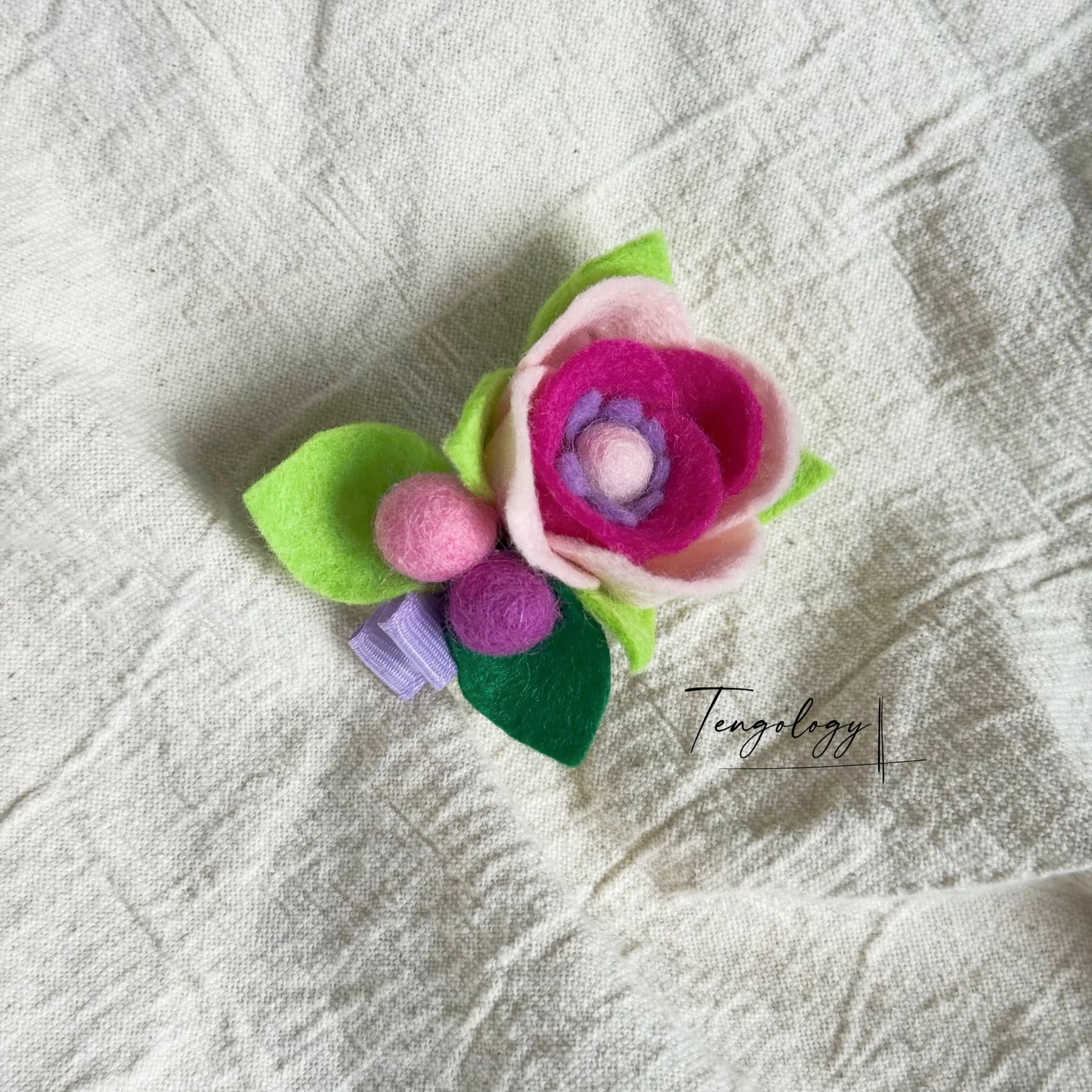 Layered felt flower hair clip — Pink bud / lilac centre, front