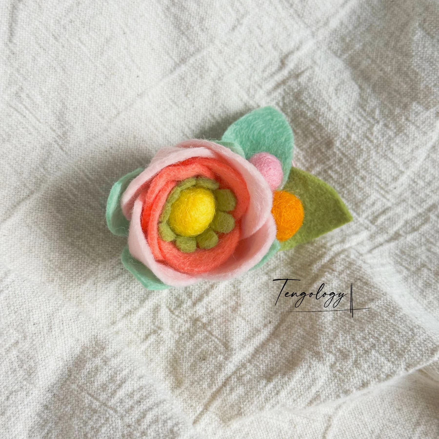 Layered felt flower hair clip — Peach / yellow centre, front