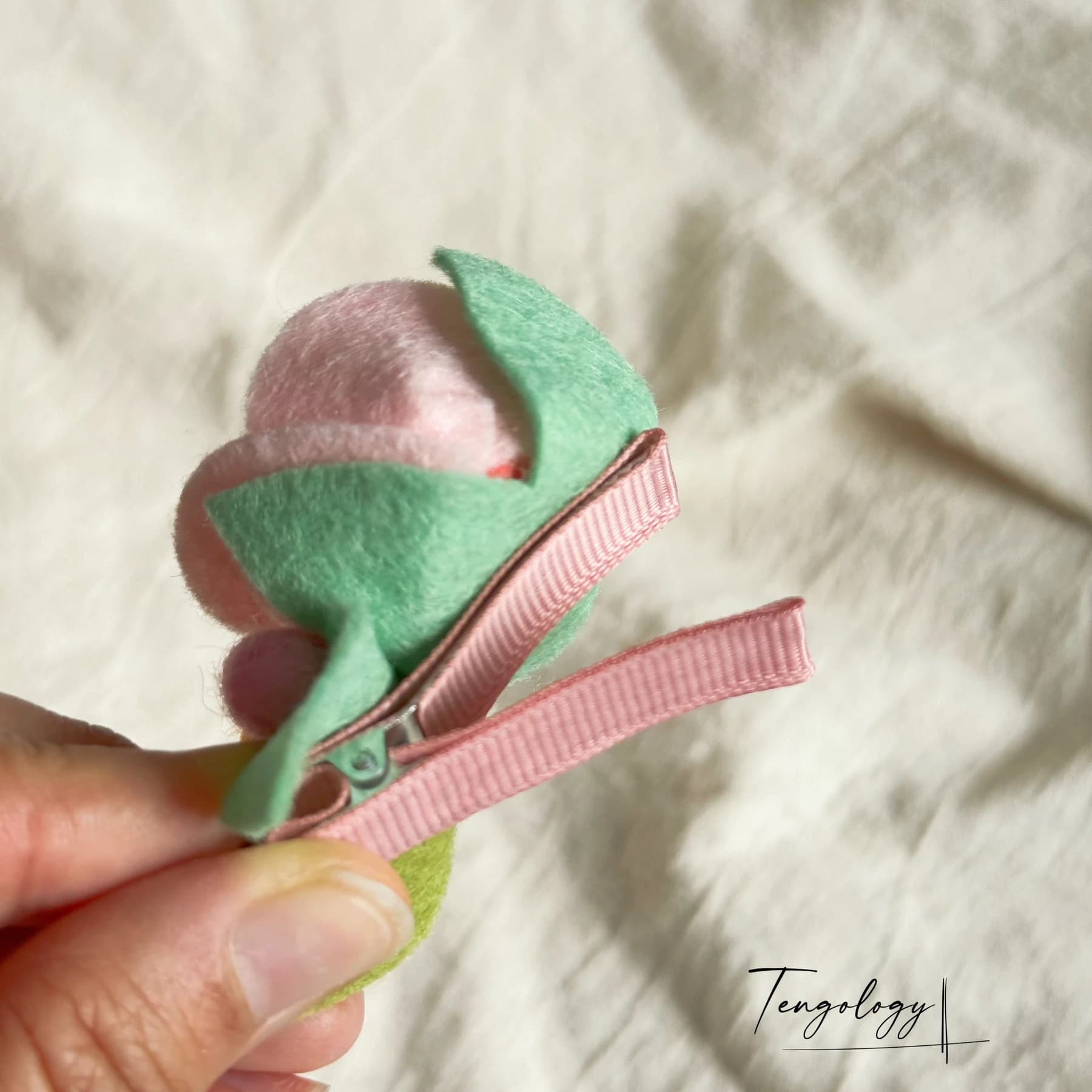 Layered felt flower hair clip — Peach / yellow centre, alligator clip back