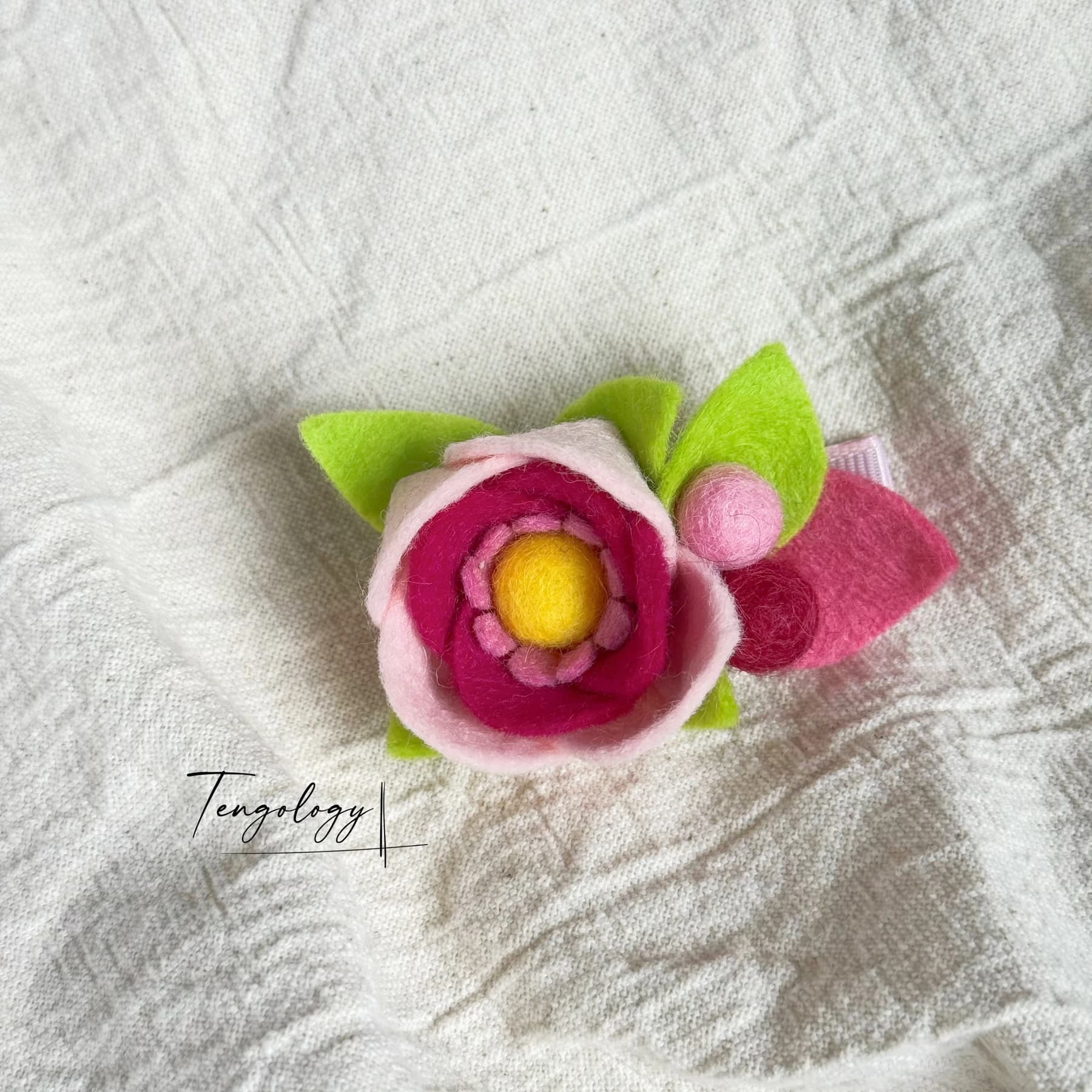 Layered felt flower hair clip — Magenta / yellow centre, front