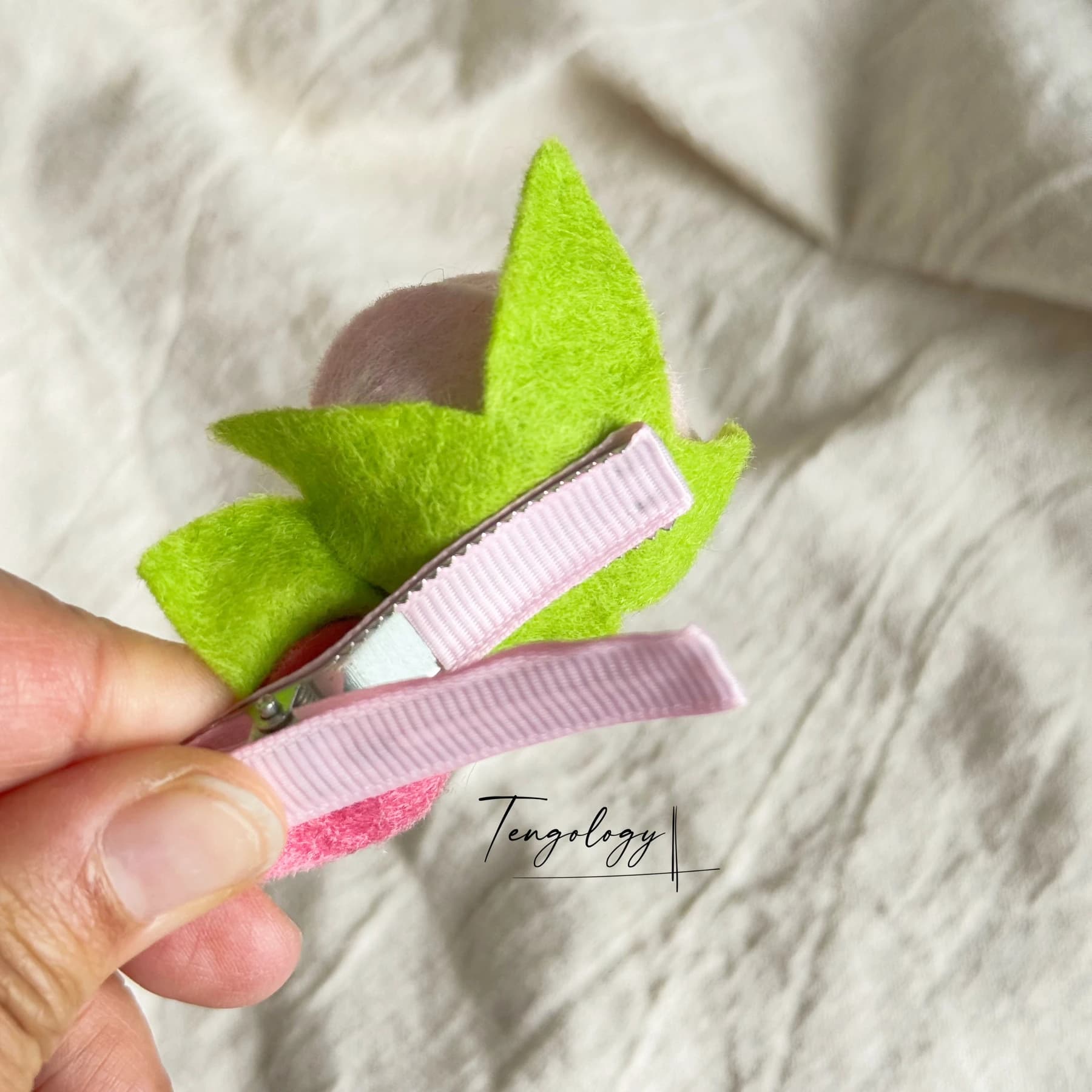 Layered felt flower hair clip — Magenta / yellow centre, alligator clip back
