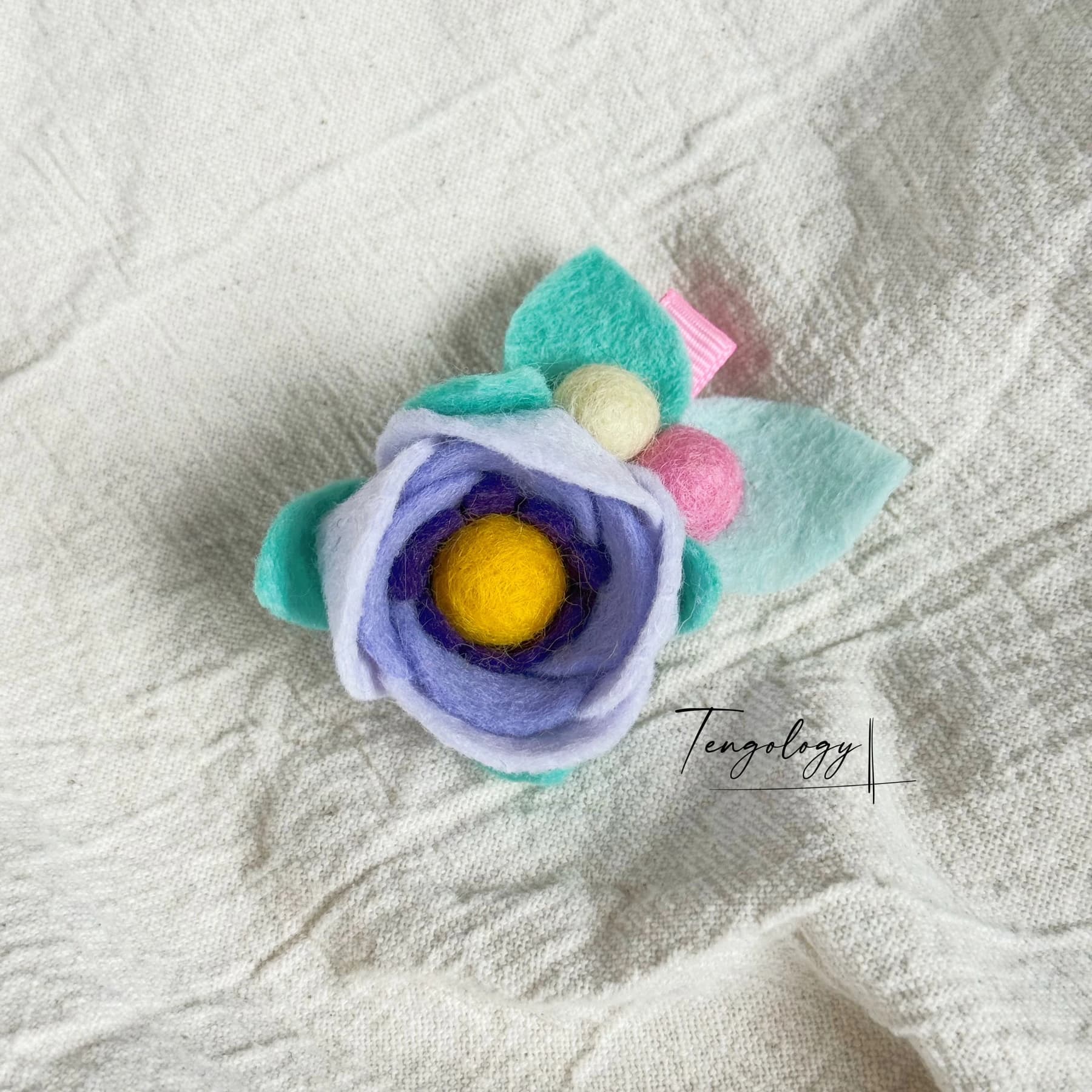 Layered felt flower hair clip — Blue / yellow centre, front