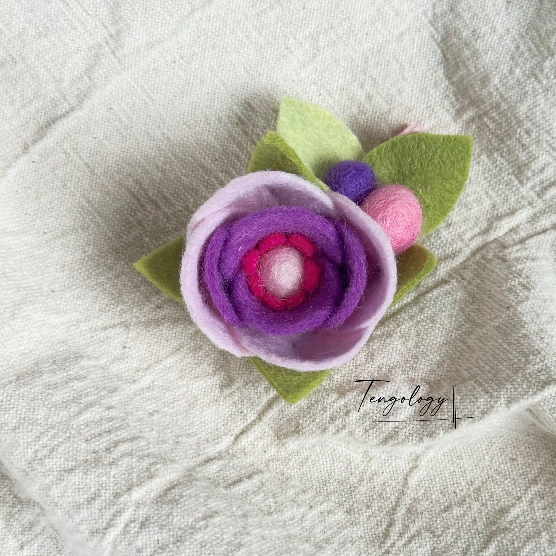 Layered felt flower hair clip — Lavender / pink centre, front