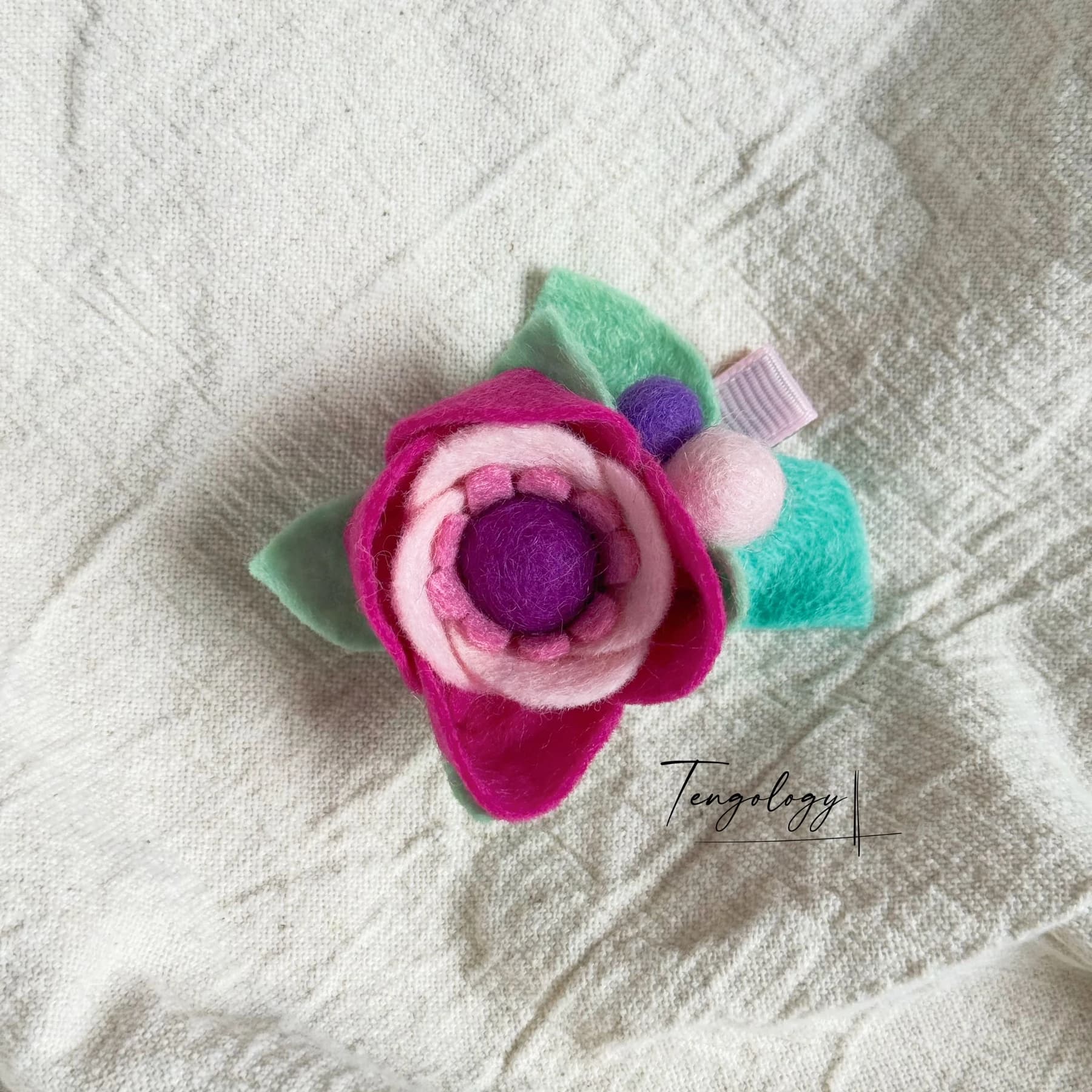 Layered felt flower hair clip — Pink / purple centre, front