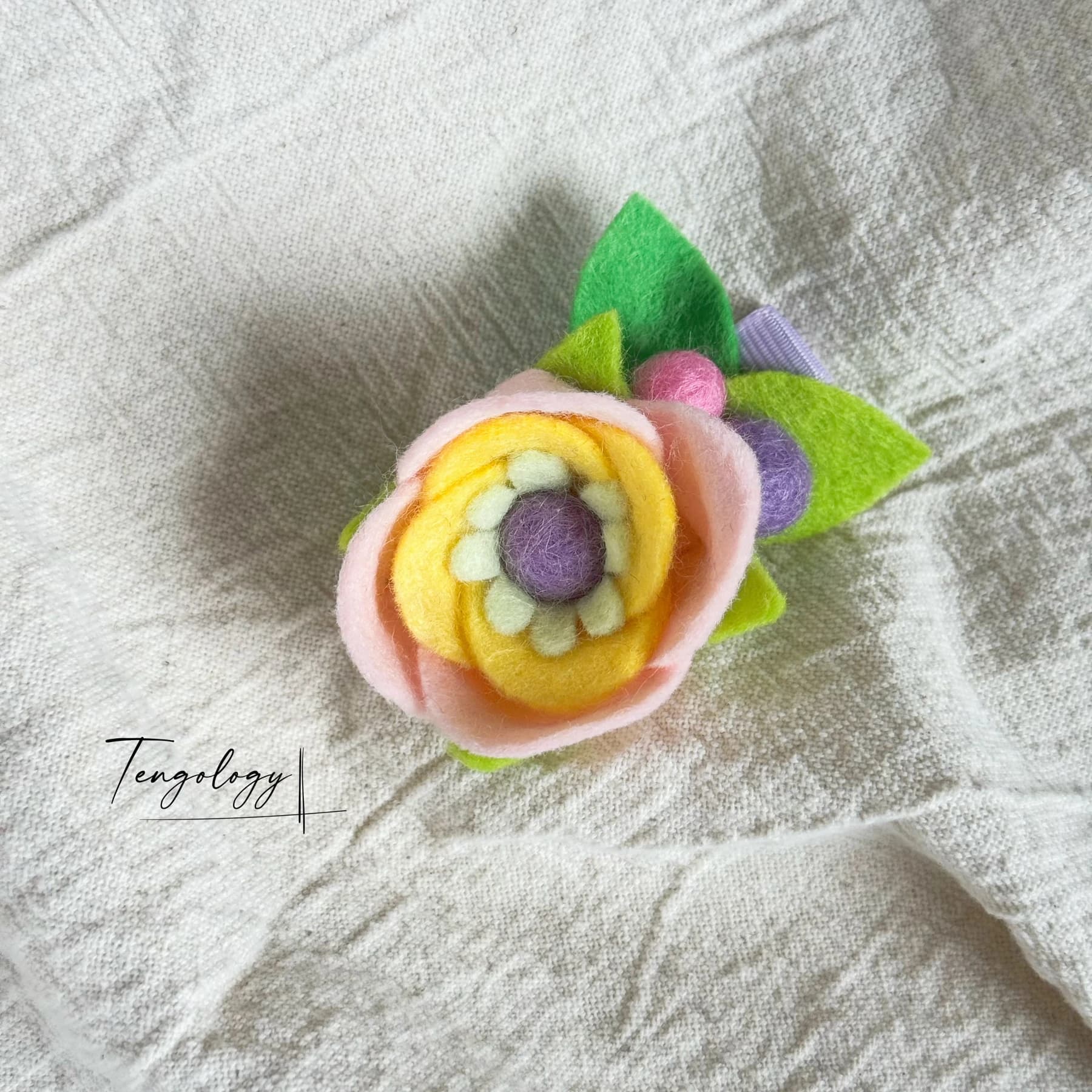Layered felt flower hair clip — Yellow / lilac centre, front