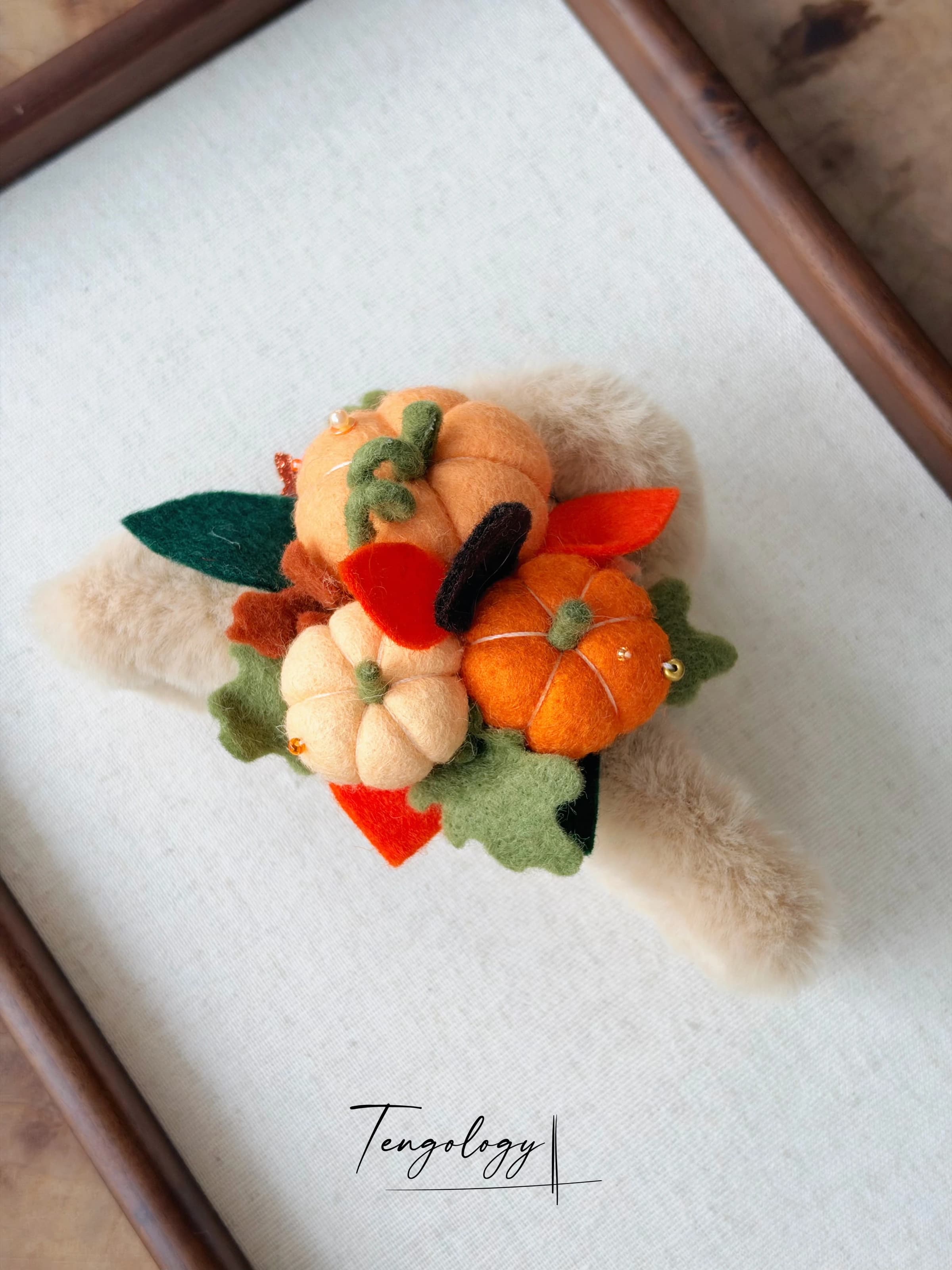 Pumpkin Patch faux-fur claw clip — Cream, close-up detail