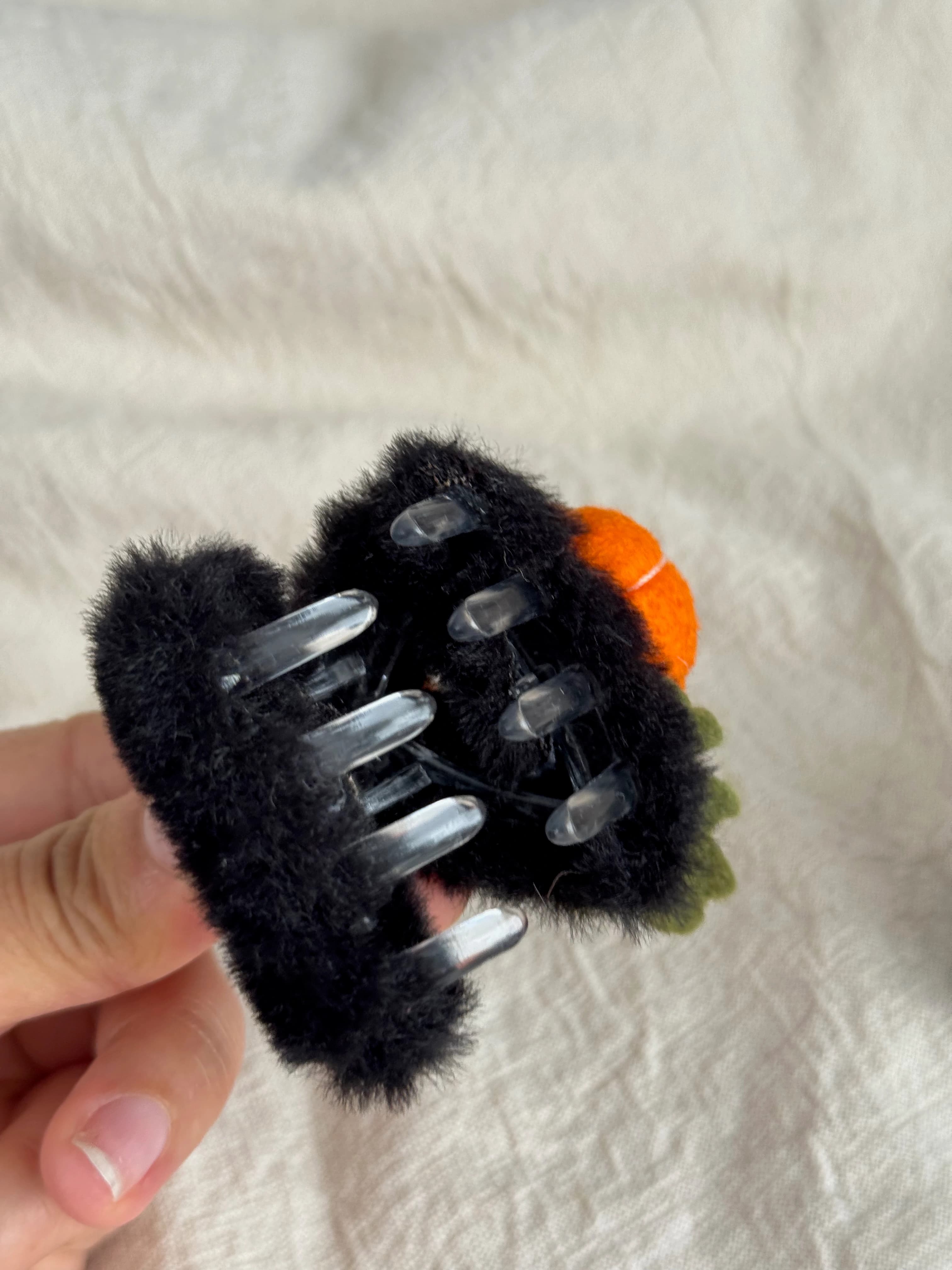 Black pumpkin mini claw clip — clasp detail