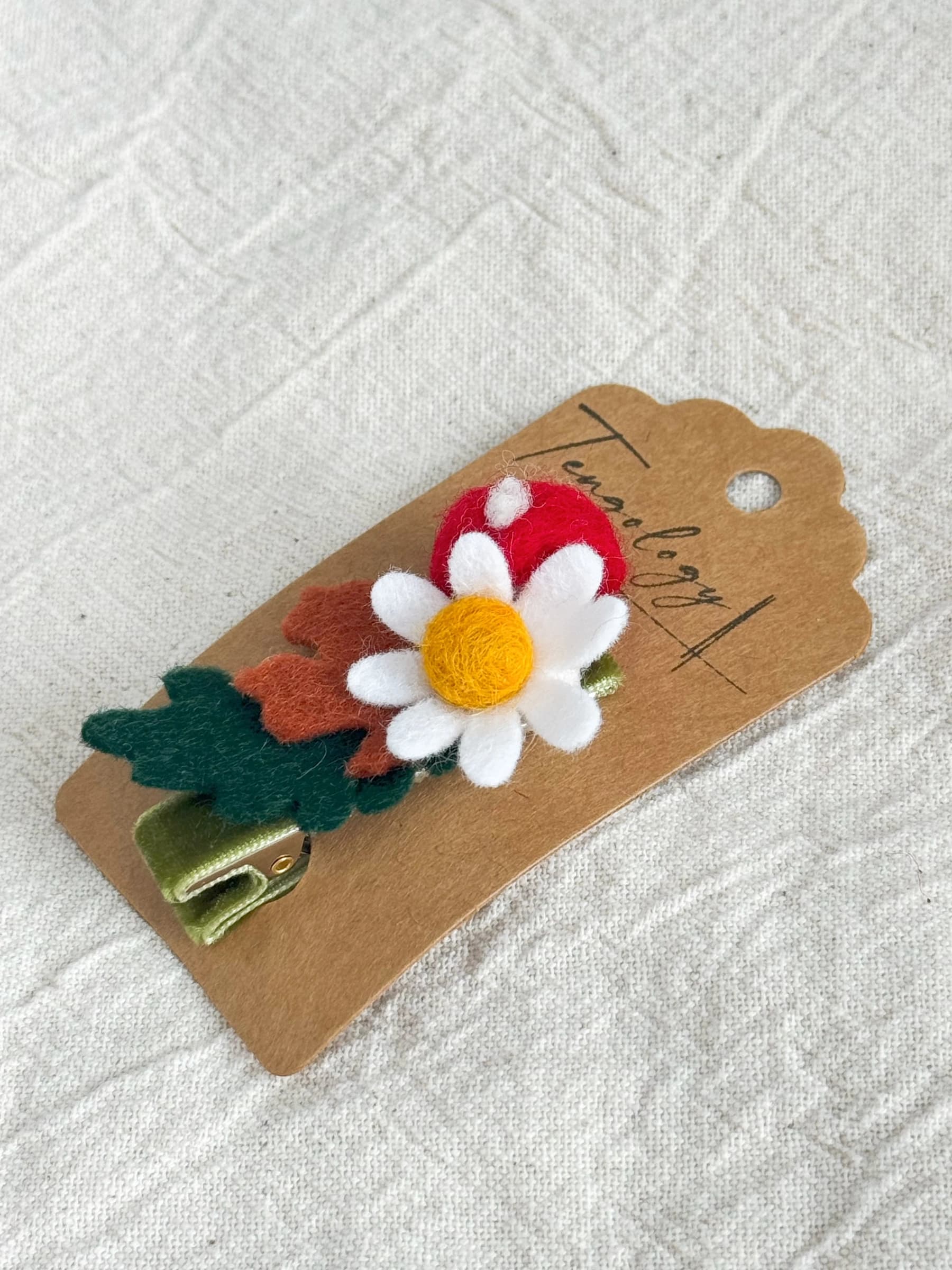 Toadstool and white daisy hair clip — product view
