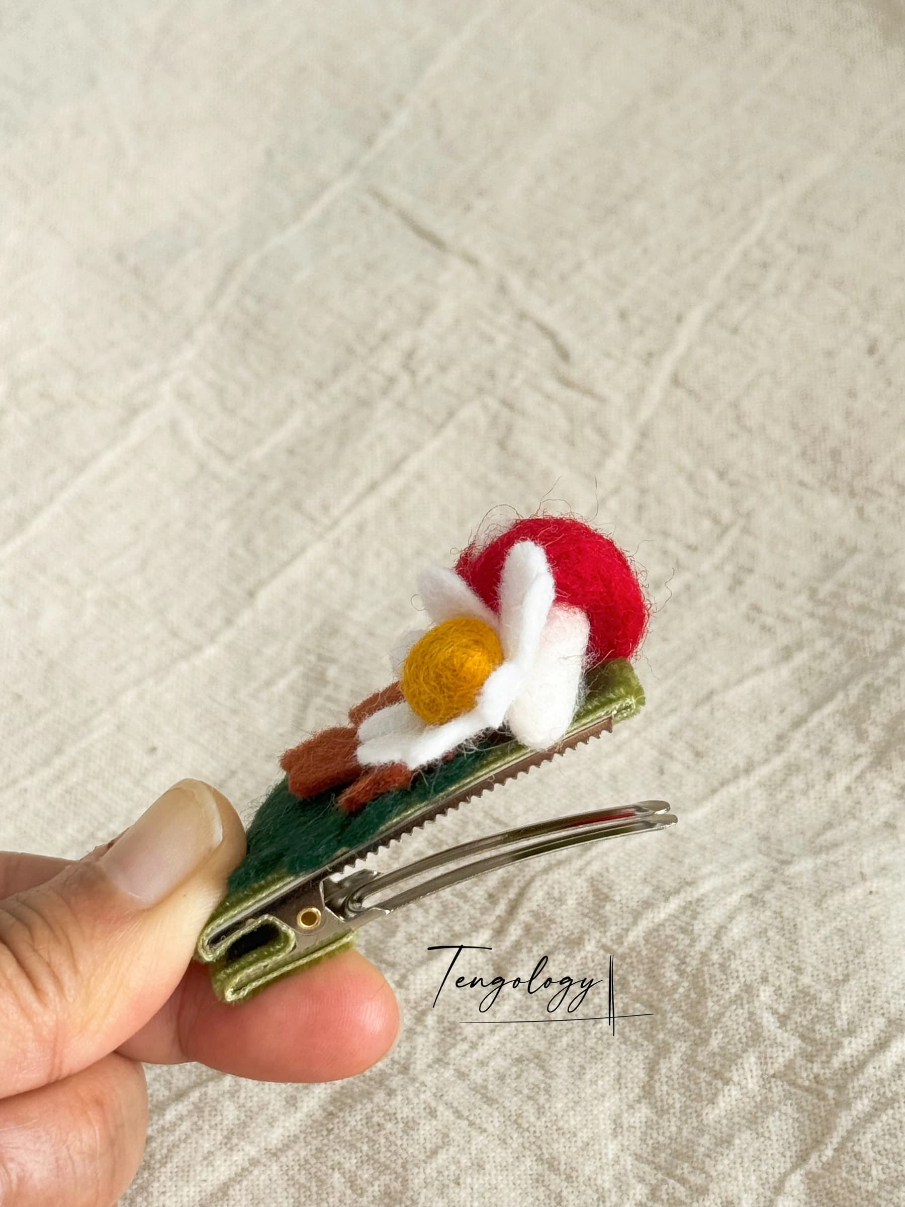 Toadstool and white daisy hair clip — clip fastening